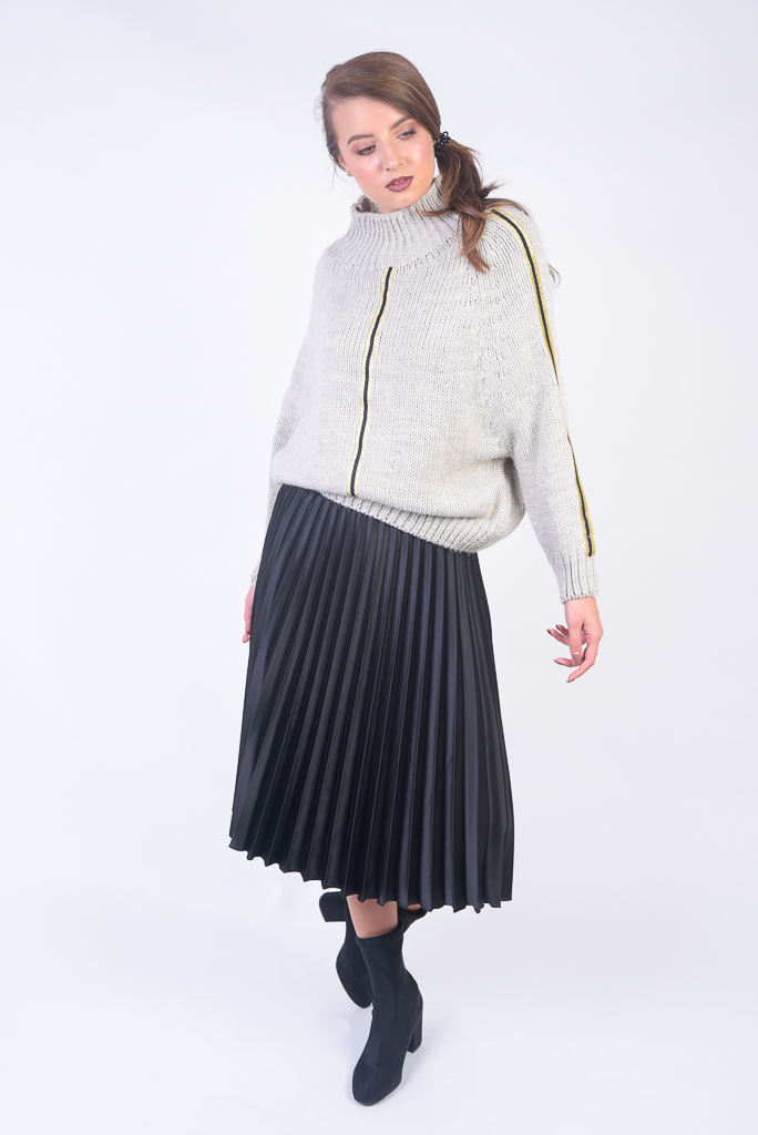 Pulover gri din lână cu bandă metalizată argintie