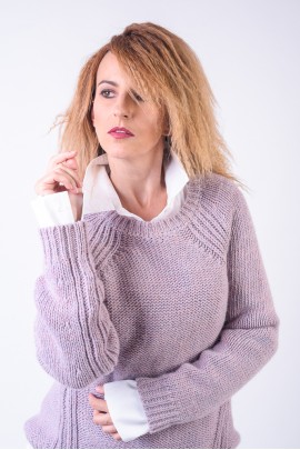 Pulover lila cu șlițuri în față  