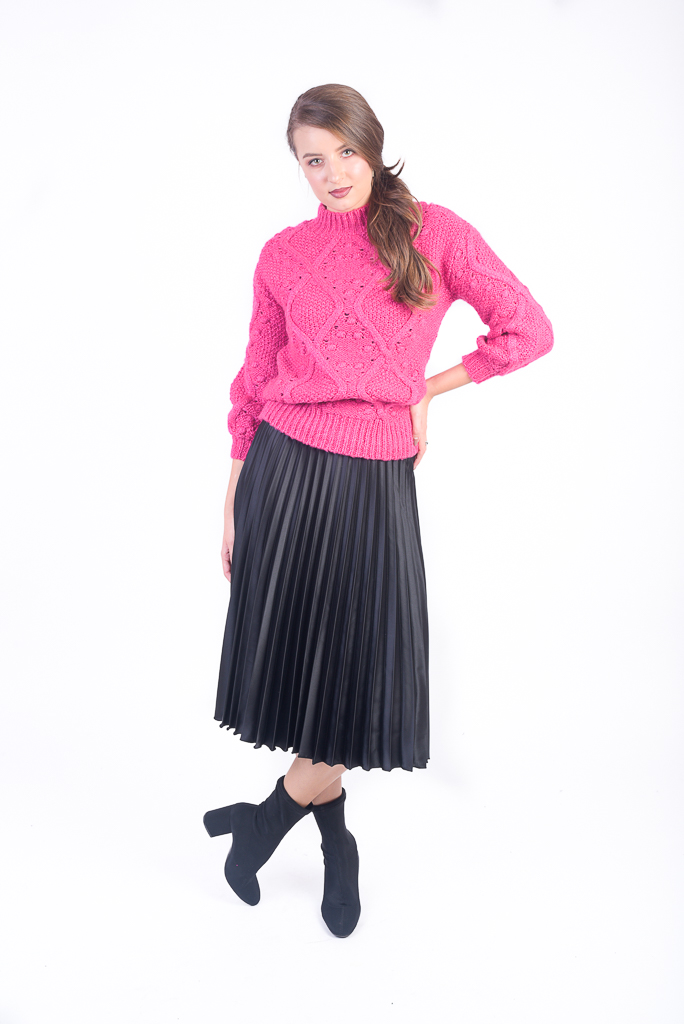 Pulover fuxia cu bumbi și guler înalt