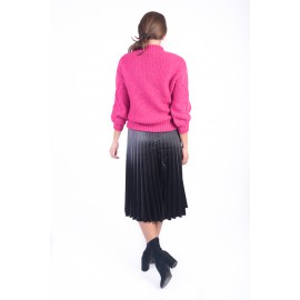 Pulover fuxia cu bumbi și guler înalt