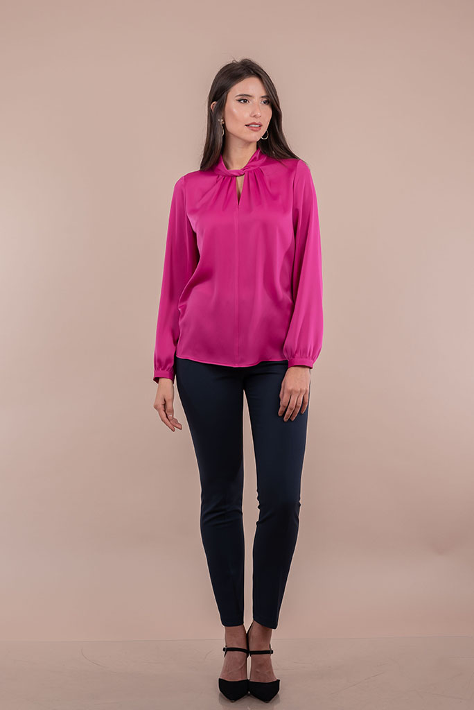 Bluză roz satin cu decupaj în V și guler răsucit