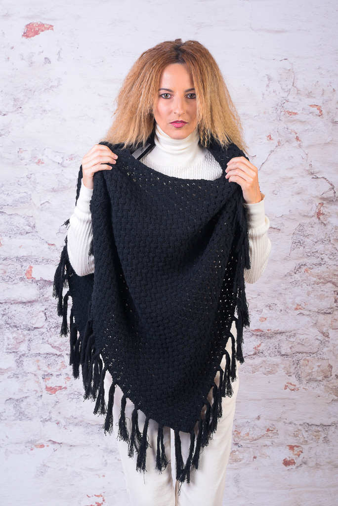 Poncho bumbac negru cu franjuri